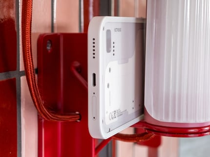 Das Phone (4a) lässt sich nicht nur via Kabel aufladen.