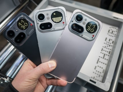 Die Pro-Variante des Phone (4a) erscheint in drei Farben: Schwarz, Silber und einem dezenten Pink.