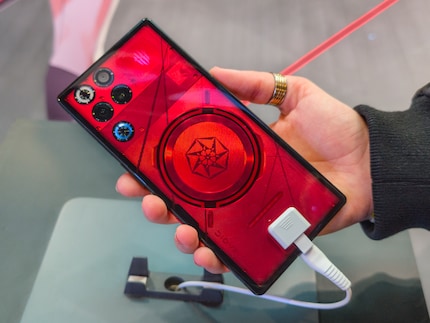 Futuristischer Ansatz in metallischem Rot.