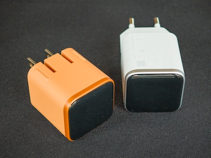 L'alimentatore arancione si abbina all'iPhone 17 Pro Max arancione.