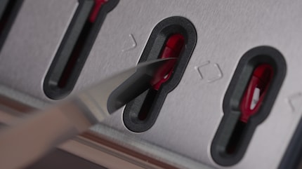 Beim Reinstecken kriegt die Klinge einen Schliff.