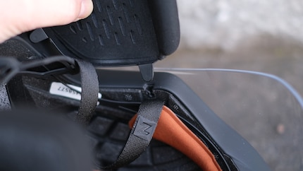 Dit is waar de oorwarmers zijn bevestigd.