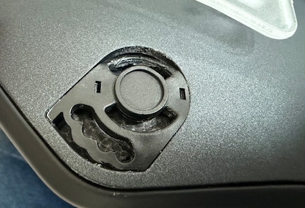 Ik heb het vizier eraf gehaald en er weer op gezet. Het plastic bevestigingselement vond dat geen goed idee; nu is het een beetje ingedeukt.