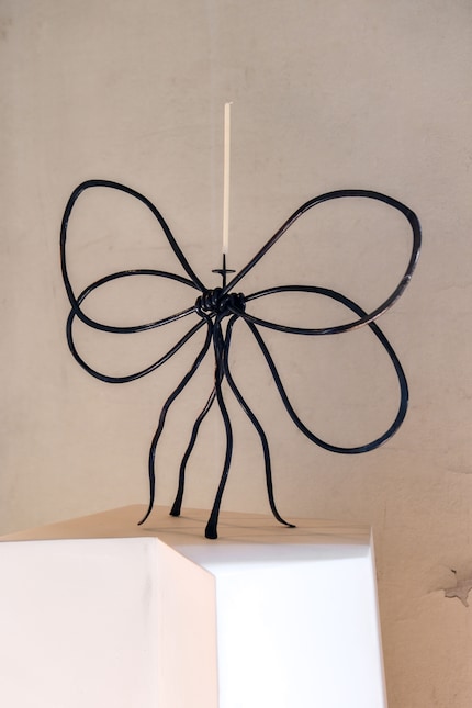 Zart wirken, hart sein: eine Schleife als Kerzenhalter konzipiert.