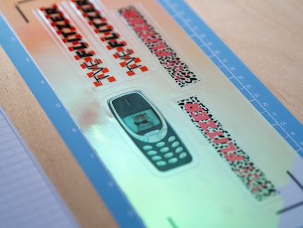 Zwar erkennt der Joy 2 die irisierende Klebefolie von Silhouette  und schneidet entlang der Motive, aber nicht tief genug.