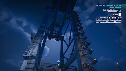 De containerkraan is een van de grootste machines in de haven en ziet er vanaf de grond bijna monumentaal uit.