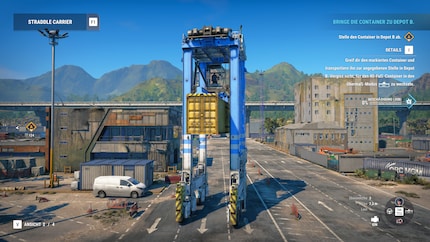 De straddle carrier tilt containers op en transporteert ze door de terminal.