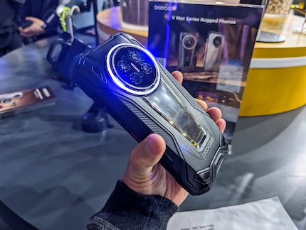 The powerful light on the back can be set and controlled via an app.