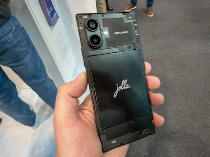 Die Rückseite des Jolla Phone ist abnehmbar und er Akku nur mit Schrauben fixiert und leicht austauschbar.