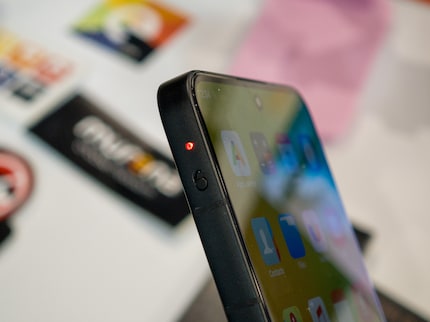 Der Schalter zum Deaktivieren von Kamera, Mikrofon und drahtlosen Verbindungen.