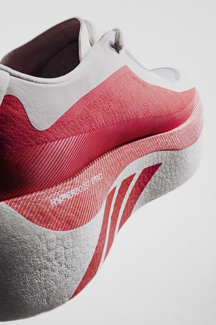 La suola realizzata con una nuova mescola di plastica è il fulcro della Hyperboost Edge.