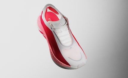 Buon supporto e allo stesso tempo piacevolmente morbido e leggero: questa è la promessa del nuovo materiale della tomaia.