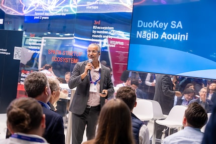 Duokey-CEO Nagib Aouini stellt auf dem MWC seine Firma vor.