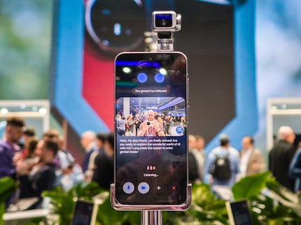 Das Robot Phone von Honor hält dich immer im Blick – dank Gimbal-Kamera.