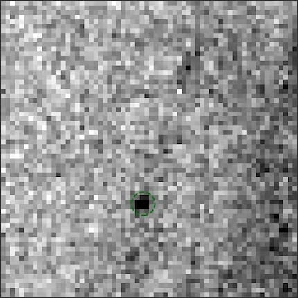 Asteroid 2024 YR4 am 26. Februar 2026 | Mit dem James Webb Space Telescope (JWST) gelang am 26. Februar 2026 diese Aufnahme des erdnahen Asteroiden 2024 YR4 (im grünen Kreis). Mittels dieses Bildes und Aufnahmen vom 18. Februar 2026 liess sich die Bahn des Asteroiden um die Sonne präziser als bislang bestimmen, sodass nun ein Einschlag auf dem Mond ausgeschlossen ist.