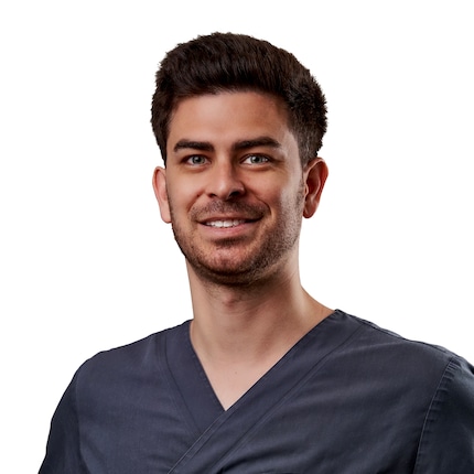 Dr. Maximilian Becker, Facharzt für Dermatologie und Venerologie (Dermanence, Zürich), erklärt, welche Inhaltsstoffe in Lippenstift und -pflege trockene, spröde Lippen begünstigen können.