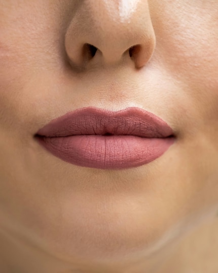 Trockene, spröde Lippen nach dem Schminken? Gerade matte und Long-lasting-Formeln können die Lippen zusätzlich austrocknen.