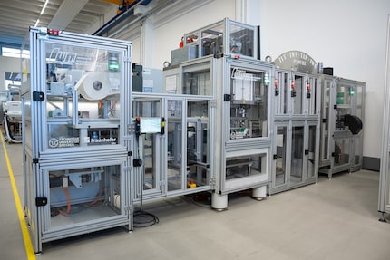 In dieser Forschungsanlage wird das laserbasierte Fügeverfahren für Papierverpackungen erstmals in einem kontinuierlichen Produktionsprozess getestet.