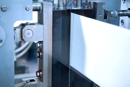 Beim Wärmekontaktsiegeln werden zwei Papierbahnen durch Druck und Hitze dauerhaft miteinander verbunden.