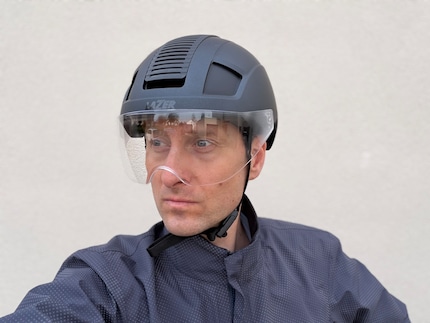 Klaar en beschermd om het avontuur van de reis naar kantoor aan te gaan.