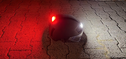 De helm is niet zo gemakkelijk te herkennen op deze nachtfoto, maar de lampjes zijn des te beter zichtbaar.