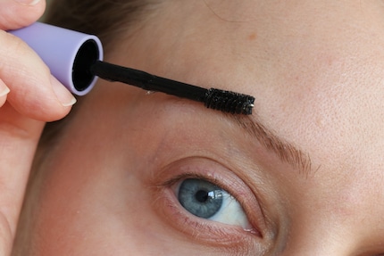 Mein Testsieger: der Superlock Brow Glue von Maybelline.