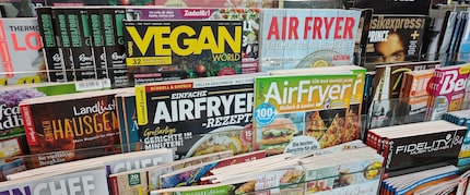 Auch Zeitschriftenregale bilden die Entwicklung ab