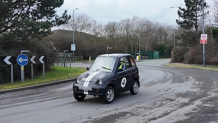 Der umgerüstete Reva G-Wiz fährt während einer Testfahrt mit einem Akku aus rund 500 Lithium-Zellen etwa 27 Kilometer weit.