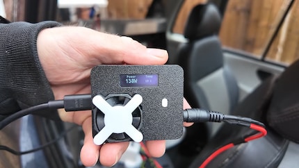 Der selbst entwickelte Ladeadapter erlaubt es, den Fahrzeugakku über USB-C zu laden. Im Test lag die Ladeleistung bei rund 138 Watt.