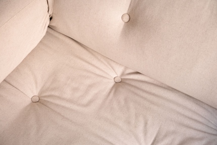 Weil sich bei den Knöpfen oft Staub sammelt, ist Saugen ein Muss.