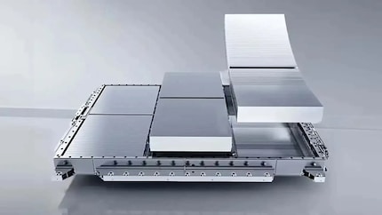 The flat blade cells are integrated directly into the battery pack, thus saving space in the vehicle floor.