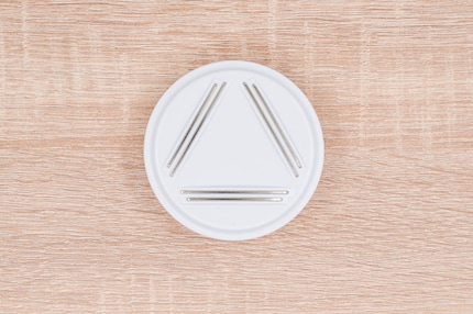 Der neue Wassersensor ist besonders flach gestaltet, damit er auch unter Haushaltsgeräte oder Ecken passt.