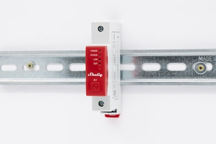 Das Sortiment an Bauteilen für die Montage an Hutschienen in Schaltschränken ist gewachsen.