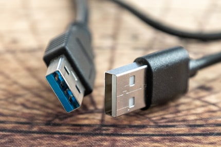 Zwei USB-A-Stecker: Blau unterstützt mindestens USB 3, weiss nur USB 2.