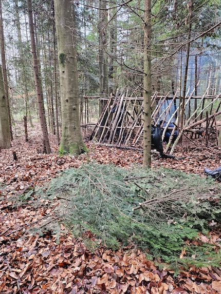 Für das Dach benutzten wir frische Tannenzweige.