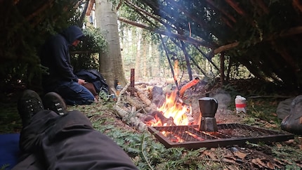 Am Morgen brannte das Feuer in der Hütte immer noch.