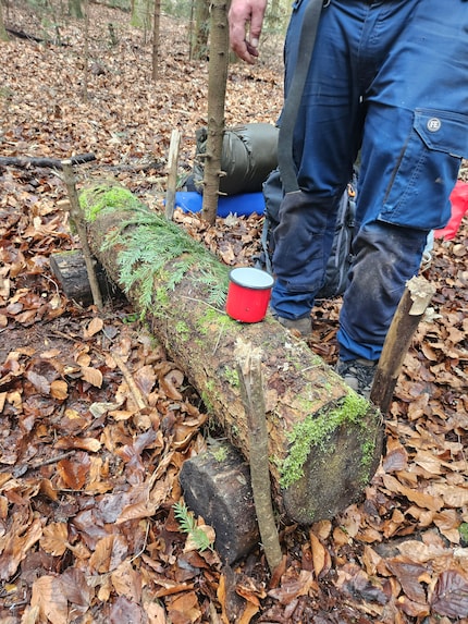 Auch das selbst angefertigte Mobiliar liessen wir im Wald stehen.