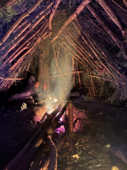 Während es draussen dunkel und kalt wurde, war es im Inneren der Hütte gemütlich warm.