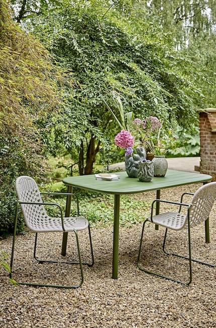 Grüne Möbel lassen den Garten üppiger wirken.