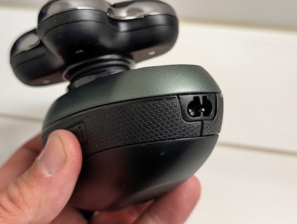 Remington setzt leider auf einen proprietären Anschluss. Aufladen geht nur mit dem eigenen Kabel.