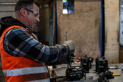 Die schwarzen Kompressoren stammen von Kühlschränken. Darin befindet sich Kältemittel, das aus leicht brennbarem Propan- oder Butangas besteht. Spezielle Absaugstationen sorgen für die umweltgerechte Entsorgung sowie für die Sicherheit von Mitarbeitenden.