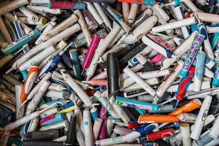 Motor, Batterie und Elektronik müssen aus dem Plastikgehäuse entfernt werden, um die elektrischen Zahnbürsten in die Einzelteile zu zerlegen.