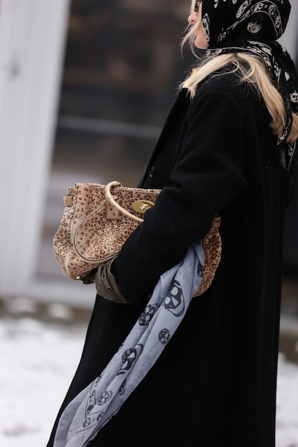 Aus der Handtasche wird eine Clutch.