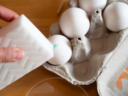 Der feuchte Schmutzradierer lässt die Beschriftungen auf den Eiern verschwinden.
