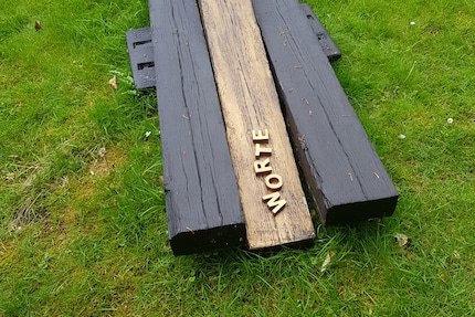 Deze gouden weegschaal, waarop je mijn woorden niet moet plaatsen, is eigenlijk van hout.