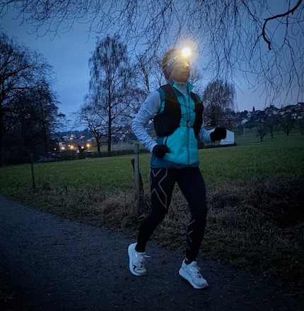 Nicht die Hellste? Mit der Stirnlampe wird zumindest der Weg erleuchtet.