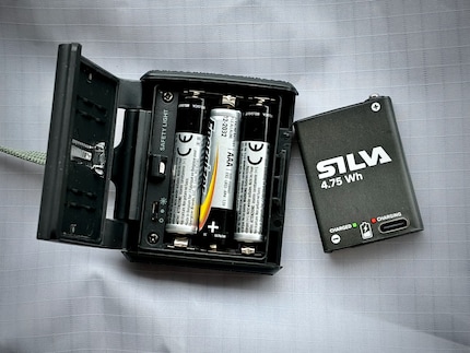 Als Backup kannst du handelsübliche Batterien ins Case packen. Der Akku lässt sich auch ersetzen.