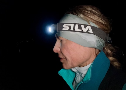 Kaum spürbar und bequem begleitet mich die Silva-Stirnlampe im Dunkeln.