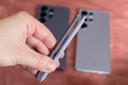 Der neue S-Pen (links) ist asymmetrisch und etwas schmaler geworden.