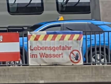 Den hundertfachen Zoom nutze ich als praktisches Fernglas für Texte in der Ferne.